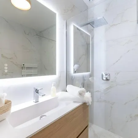 Maison Tropezienne En Plein Centre Avec Jardin Et Piscine *