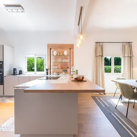 Maison Tropezienne En Plein Centre Avec Jardin Et Piscine 别墅