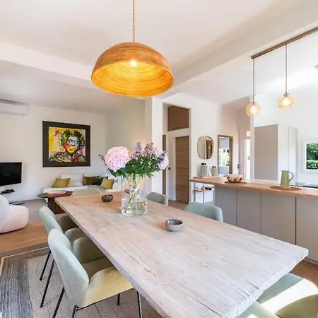 Maison Tropezienne En Plein Centre Avec Jardin Et Piscine 别墅