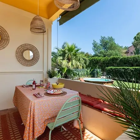 Maison Tropezienne En Plein Centre Avec Jardin Et Piscine * 圣特罗佩