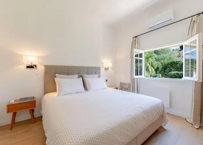 Maison Tropézienne En Plein Centre Avec Jardin Et Piscine Villa *
