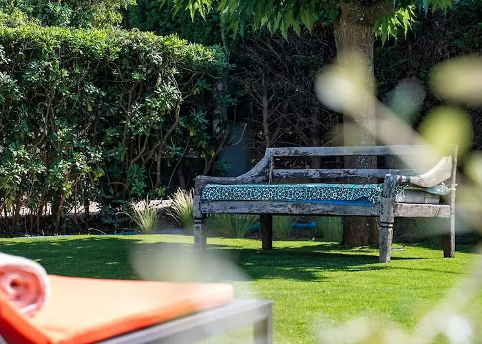 Maison Tropézienne En Plein Centre Avec Jardin Et Piscine Villa