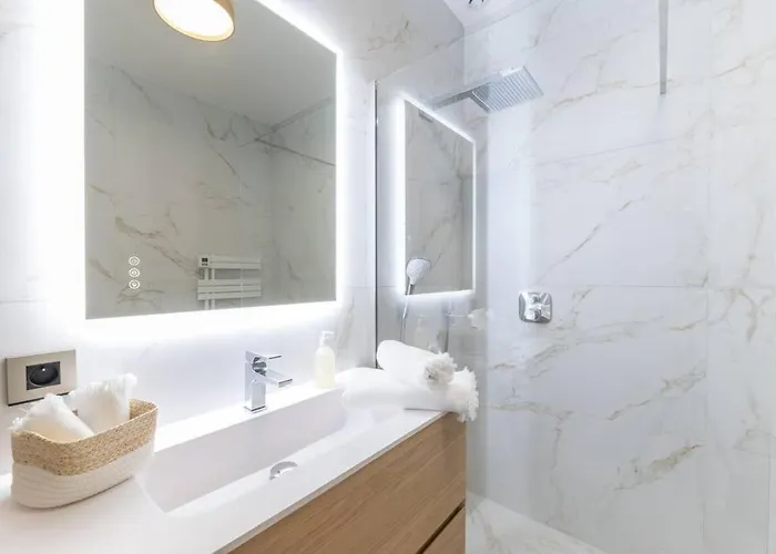 Maison Tropézienne En Plein Centre Avec Jardin Et Piscine *