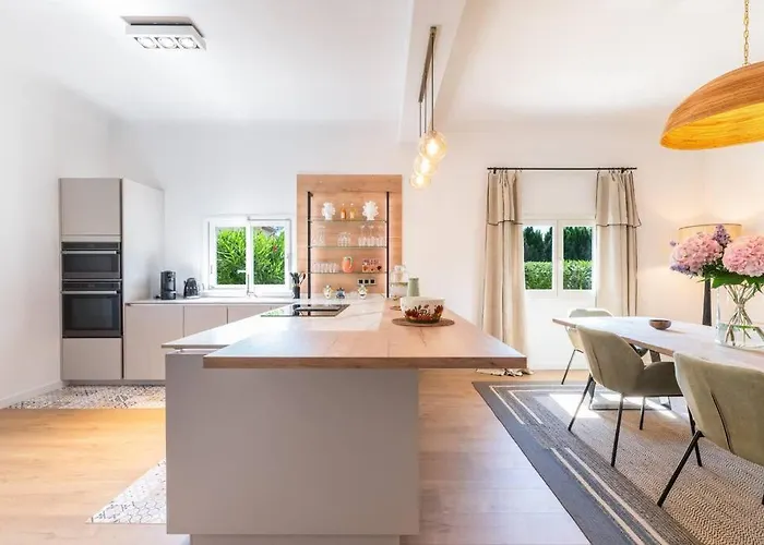 Maison Tropezienne En Plein Centre Avec Jardin Et Piscine Villa