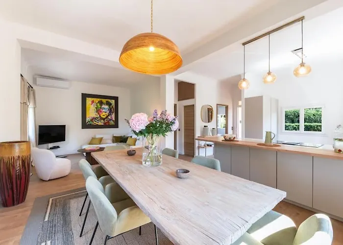 Maison Tropézienne En Plein Centre Avec Jardin Et Piscine Villa