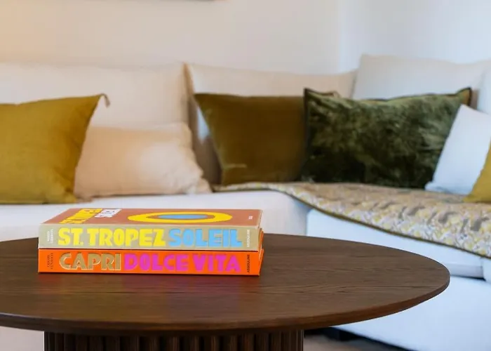 Maison Tropézienne En Plein Centre Avec Jardin Et Piscine Villa *