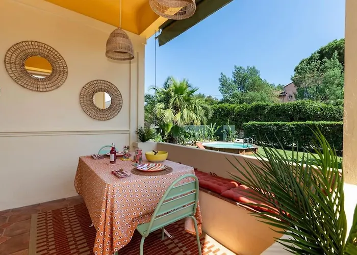 Maison Tropezienne En Plein Centre Avec Jardin Et Piscine * Saint-Tropez